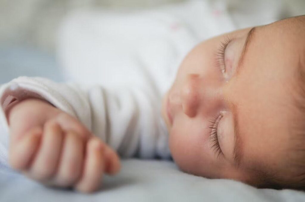 4 tipp hogyan aludjunk nyugodtan a babával