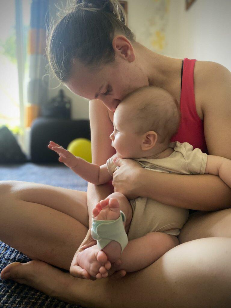 Első nemzetközi gyermeknapunk – Nagy köszönettel a bölcs bagolynak, Owlet Smart sock, Okos zokninak